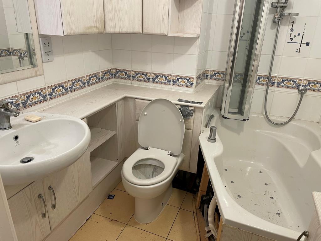Lot: 32 - FLAT WITH GARAGE AND GARDEN IN NEED OF UPDATING - White bathroom suite with WC